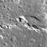 Луната се свива, 1000 пукнатини я цепят