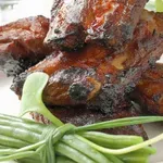 Глазирани ребърца със зелен фасул