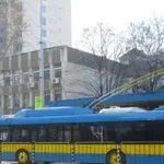 Ярост на пътя: Шофьор препречи тролей и счупи стъклото му в Плевен