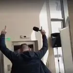 ШОК ВИДЕО: Изгониха Симон Милков - Шибанистан от НС, Тошко го върна