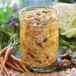 Бързо кисело зеле с моркови и орехи