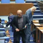 Депутатите гласуват удължителния закон за бюджета