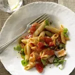 Паста с риба тон, маслини и каперси