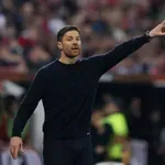 На Острова: Виждат Чаби Алонсо в ролята на спасителя на Ливърпул