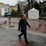 В Пловдив: Министър Найденов крачи смело под дъжда, отказа чадър от минувач