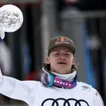 Бротен вдигна Малкия глобус