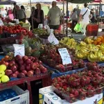 Нашенци се втурнаха на евтин пазар в Гърция, за 50 евро пълнят торбите