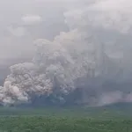 След триумфа на националите: Изригнаха два вулкана в Индонезия