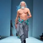 Секси на 90: Уан Дешун продължава да шества по модните модиуми