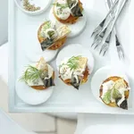 Цветница с Lupa.bg: Картофени кростини с пушена скумрия (върху крем сирене с копър)