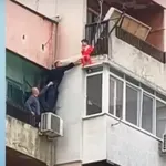 Задържаха родителите на момчето, увиснало от балкон в Ямбол