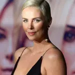 Чарлийз Терон се кефи на Хаваите (СНИМКА)