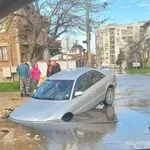 Кола потъна в наводнена улица в Пловдив