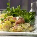 Цветница с Lupa.bg: Зелена картофена салата (с пушена сьомга и ябълка)