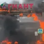 Стотици бягат от горящ мол в Русия