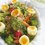 Великден с Lupa.bg: Зеленчукова салата с ябълков млечен сос и рохки яйца