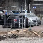 Ало, полицията, спите ли? Наглец краде плочки пред районно! (СНИМКИ)