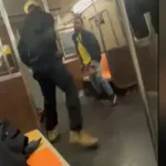 Мъж кла с мачете трима в метрото в Манхатън, полицай го простреля