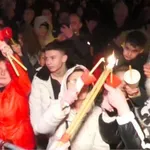 Благодатният огън от Йерусалим вече гори в нашите домове