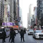 Полицаи застреляха мъж, нападнал тълпа с мачете