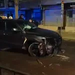 Пешеходци оцеляха на косъм след мощен удар между две коли в Бургас (ВИДЕО)