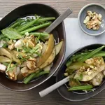 Зелен фасул с пилешко, круши и орехи