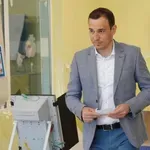 Васил Терзиев гласува „с отвертка и флашка“