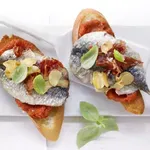 Кростини с маринована риба (върху паста от сушени домати и печени чушки)