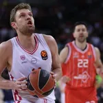 Везенков и Олимпиакос спечелиха първия етап от Лига Европа