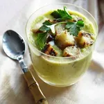 Студена супа с краставици и крутони