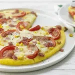 Качамачена (полента) пица със салам, домати, моцарела, царевица