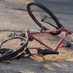 10-годишно дете с велосипед се удари в камион, в болница е