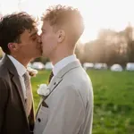 Звездата от „Heartstopper“ Брадли Ричис се омъжи за годеника си Скот Джонстън