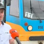 За сладък и усмихнат ден: Ватман черпи с лакомства пътниците си