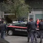 Като на кино: Зрелищен обир в банка, взеха 25 души заложици (видео)