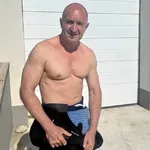 Плешив и грозен. Дървен миманс. Държи гърба си изправен. Минималистичен в жестовете