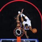 Шампионът стартира и плейофите с победа