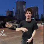 Поредният кретен: Пишлеме танцува на фона на катастрофа (ВИДЕО)