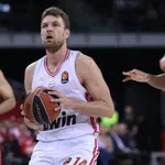 Везенков изведе Олимпиакос до победата