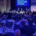 ХИТ ВИДЕО: Вижте как Тръмп и Ванс се крият като плъхове под масите