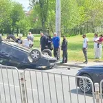 Кола се обърна по таван на "Ботевградско" в София (СНИМКИ)