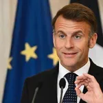 И Макрон се вмъкна в закачката на крал Чарлз с френския