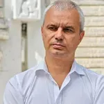 Костадинов се качи на влака и онемя.