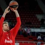 Везенков и "Олимпиакос" непобедени в Гърция