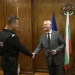 Доблест и смелост: Емил Дечев награди полицая, спасил хора от катастрофиралия автобус край Малко Търново