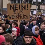 Хиляди германски ученици излязоха на протест срещу военната служба