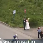 Шоу по трасето на Джиро д'Италия: Нашенци играха хоро, тичаха с лисици, имаше и сватба
