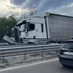 ТИР се вряза в мантинела на "Тракия"