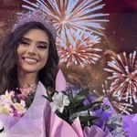 Казанлък я избра: 18-годишната Деница стана "Царица Роза"