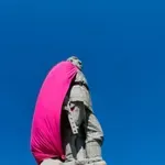 Паметникът на Альоша в Пловдив осъмна с розово наметало
